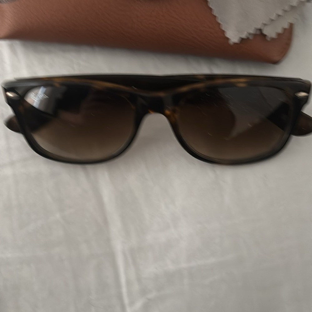 Ray-Ban Wayfarer Classic Sunglasses - Picture 2 of 6
